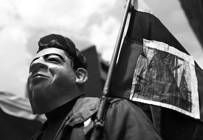 Un seguidor del presidente venezolano, Hugo Chávez, durante una concentración en el centro de Caracas, para conmemorar el décimo aniversario del golpe de Estado contra el mandatario. · Foto: Efe, David Fernández