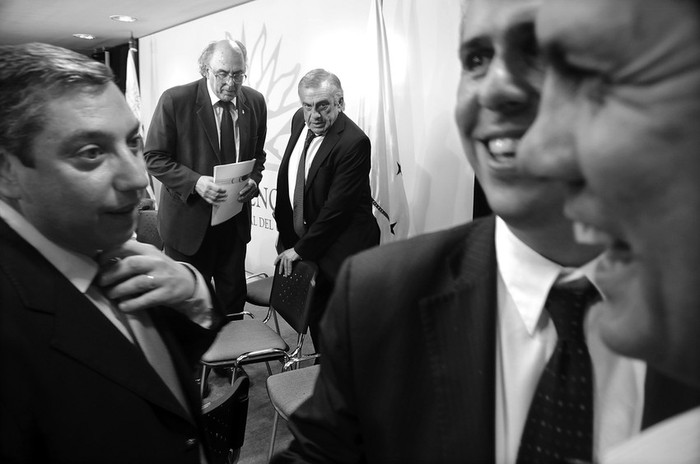 Carlos Enciso, Diego Cánepa, Marne Osorio, Marcos Carámbula y Omar Lafluf, ayer, tras la conferencia de prensa luego del encuentro que mantuvieron gobierno e intendentes en la Torre Ejecutiva. · Foto: Pablo Nogueira