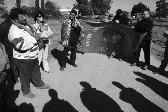 Movilización convocada por el PIT-CNT, Unatra y los plenarios intersindicales de Florida y Durazno
frente a un tambo en el kilómetro 158 de la ruta 5. (archivo, agosto de 2009) · Foto: Sandro Pereyra
