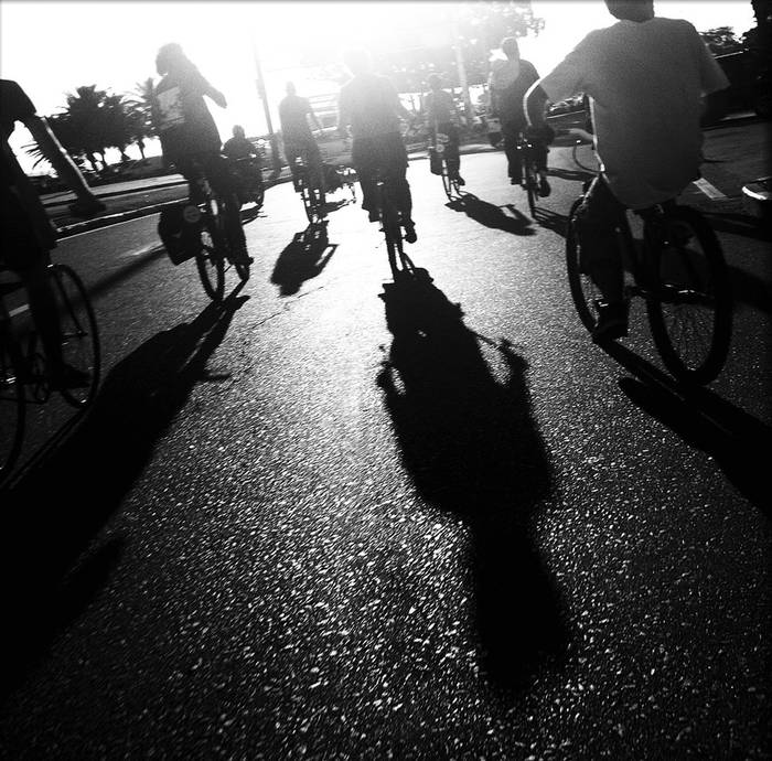 Integrantes de Masa Crítica, ayer, recorriendo Montevideo. · Foto: Nicolás Celaya