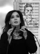 Cristina Fernández de Kirchner, ayer, en Buenos Aires (Argentina), cuando anunció la
expropiación de 51% del patrimonio de la petrolera YPF, controlada por la española Repsol.