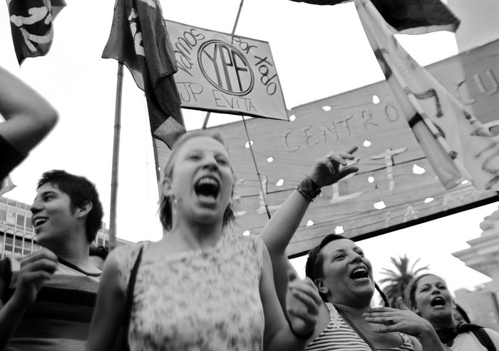 Manifestantes muestran su apoyo a las medidas relacionadas con la petrolera YPF anunciadas por la presidenta Cristina Fernández de Kirchner, durante una manifestación en la Plaza de Mayo en Buenos Aires. · Foto: EFE, Leo La Valle