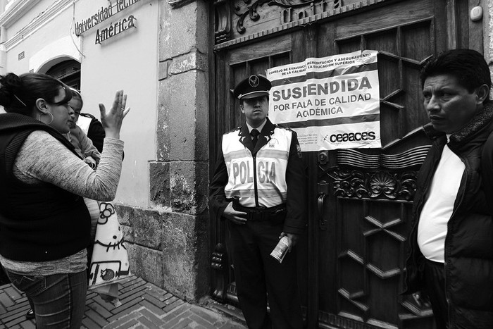 Autoridades permanecen a las puertas de una universidad, el jueves, tras la decisión del gobierno de Ecuador de cerrar 14 universidades
debido a la “pésima calidad” de la educación que ofrecen, tras evaluarlas durante año y medio. · Foto: Efe, José Jácome