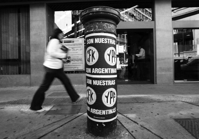 Afiches pegados en un buzón que hacen referencia a la nacionalización de la petrolera YPF, en Buenos Aires. · Foto: Efe, Luis Zabreg 