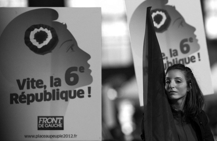 Una mujer sostiene una bandera durante un evento de campaña del candidato Jean-Luc Mélenchon, de la coalición Frente de Izquierda,
ayer, en París. · Foto: EFE, Ian Langsdon