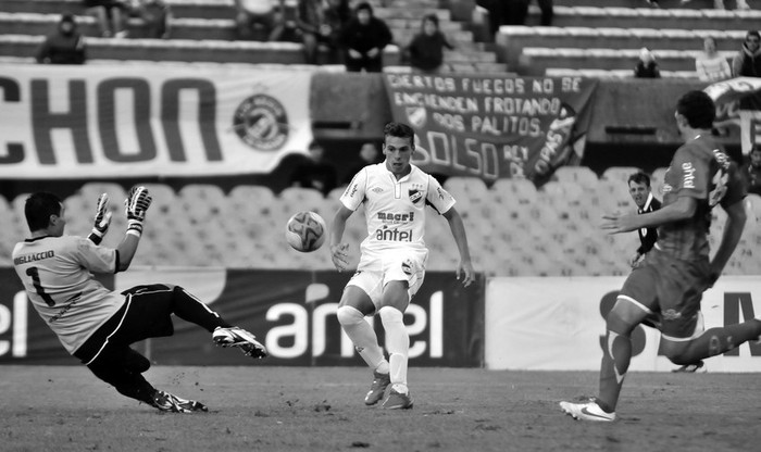 Sergio Migliaccio, de Rentistas, Gonzalo Bueno, de Nacional, y Gonzalo Maulela, de Rentistas, el sábado,
en la jugada del gol de Bueno, en el estadio Centenario · Foto: Javier Calvelo