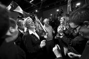 La candidata del partido de ultraderecha Frente Nacional (FN) a la presidencia francesa, Marine Le Pen, baila
con simpatizantes, después del anuncio de los resultados de la primera vuelta de las elecciones presidenciales francesas en París.