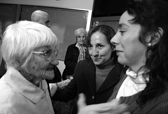 Luisa Cuesta y Cristina y Cecilia, hijas de Ricardo Blanco, el viernes en la Torre Ejecutiva.
 · Foto: Secretaria de Comunicación Social, s/d de autor