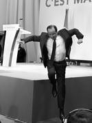 El candidato por el Partido Socialista (PS) francés, François Hollande,
salta del escenario tras dirigirse a sus seguidores luego de la primera
ronda de las elecciones presidenciales francesas en Tulle, Francia.
