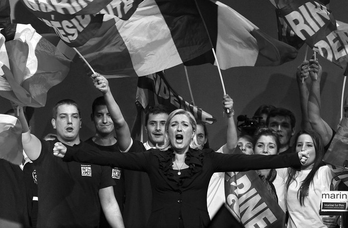 Marine Le Pen habla durante un mitin de su campaña, el martes 17, en París.  · Foto: EFE, Ian Langsdon