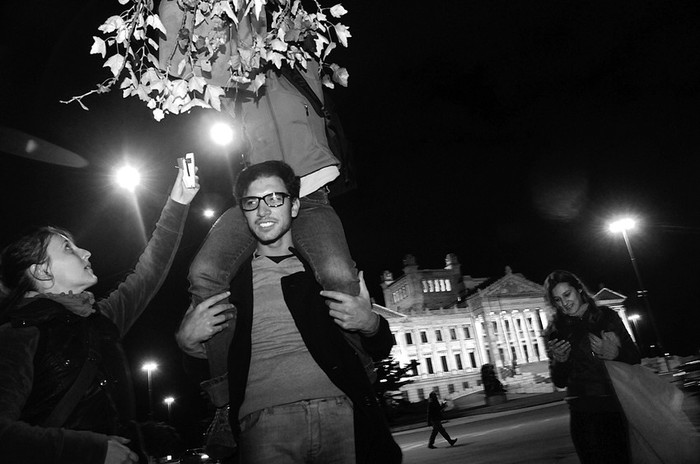 Integrantes de la Coordinadora por la Legalización del Aborto, ayer, frente al Palacio Legislativo. · Foto: Pablo Nogueira