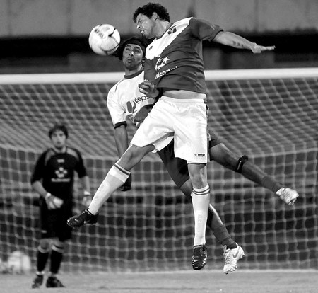 Coqui Paz, de Artigas, y Walter Pereira, de Tacuarembó, durante la tercera y definitiva final de la séptima Copa Nacional de Selecciones, en el estadio Atilio Paiva Olivera, de Rivera. (archivo, abril de 2010) · Foto: Fernando Morán Coqui Paz, de Artigas, y Walter Pereira, de Tacuarembó, durante la tercera y definitiva final de la séptima Copa Nacional de Selecciones, en el estadio Atilio Paiva Olivera, de Rivera. (archivo, abril de 2010) · Foto: Fernando Morán