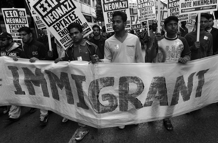 Inmigrantes sin papeles y grupos de izquierda se manifiestan en contra de los planes del gobierno griego, que prometió la creación
de 30 nuevos centros de detención para albergar hasta 30.000 inmigrantes indocumentados en Atenas.
 · Foto: Efe, Orestis Panagiotou