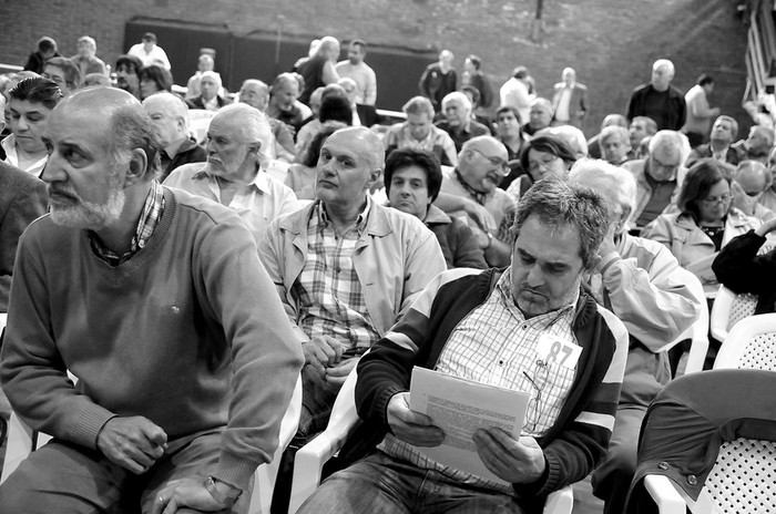 Plenario del Frente Amplio, ayer, en el Club Banco Hipotecario. · Foto: Victoria Rodríguez