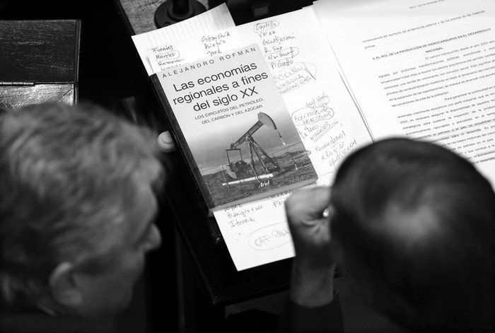 Senadores durante el debate sobre el proyecto de ley que impulsa el gobierno argentino
para la expropiación de 51% de las acciones de la petrolera YPF a la española Repsol. · Foto: EFE, Leo La Valle