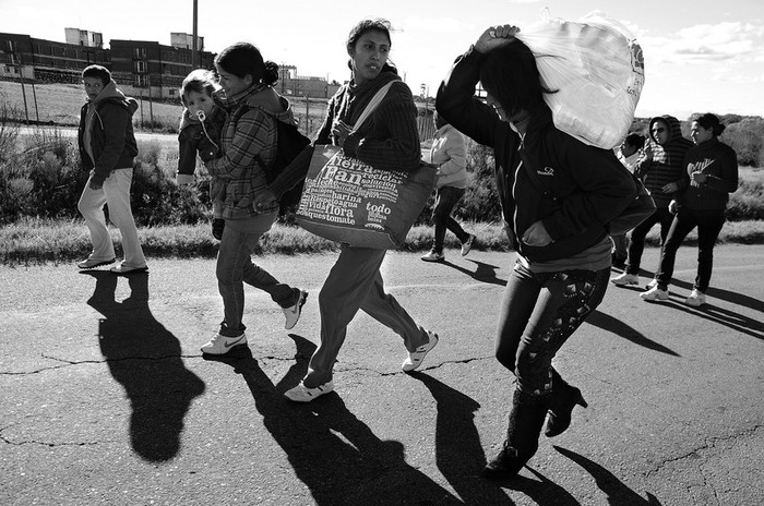 Familiares de presos, luego de que se les habilitara el ingreso al Comcar · Foto: Nicolás Celaya