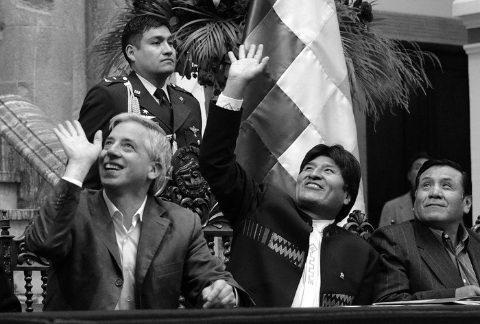 El vicepresidente, Álvaro García Linera, el presidente, Evo Morales, y el ministro de Trabajo de Bolivia, Daniel Santalla,
durante el acto en el que Morales dispuso la expropiación de la empresa Red Eléctrica Española.  · Foto: Efe, Stringer