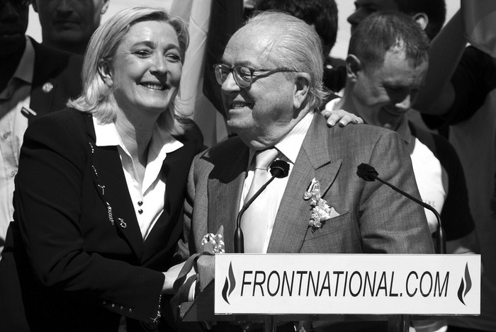 La ultraderechista Marine Le Pen y su padre, Jean-Marie Le Pen, durante la concentración anual de su partido,
el Frente Nacional, con motivo de la celebración del 1o de mayo.  · Foto: EFE, Ian Langsdon