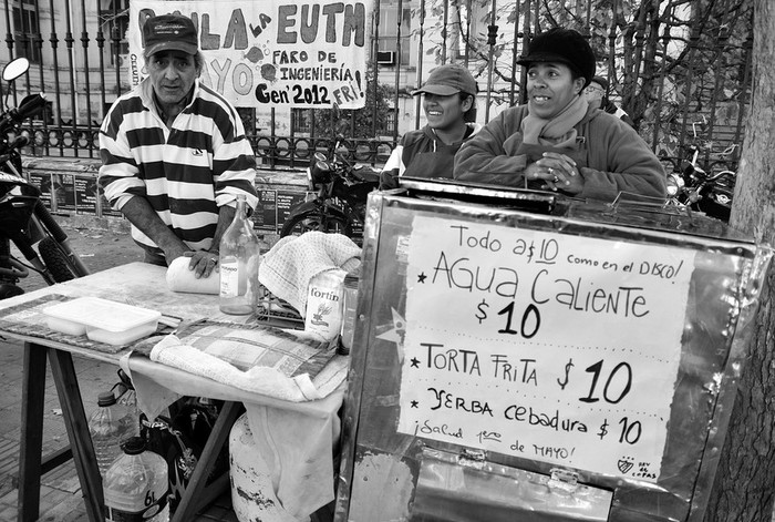 Puesto de tortas fritas frente a la Facultad de Medicina, en el acto convocado por el PIT-CNT, en la plaza Mártires de Chicago. · Foto: Javier Calvelo