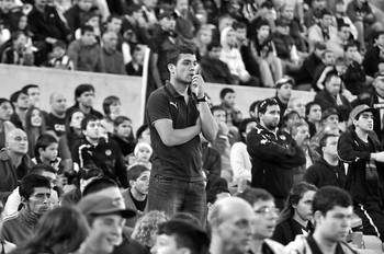 Hinchas de Peñarol, durante el partido ante Liverpool, ayer, en el estadio Centenario Hinchas de Peñarol, durante el partido ante Liverpool, ayer, en el estadio Centenario