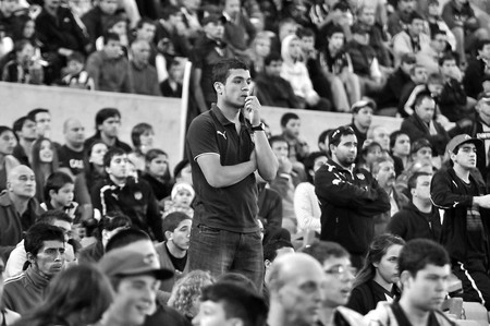 Hinchas de Peñarol, durante el partido ante Liverpool, ayer, en el estadio Centenario · Foto: Javier Calvelo Hinchas de Peñarol, durante el partido ante Liverpool, ayer, en el estadio Centenario · Foto: Javier Calvelo