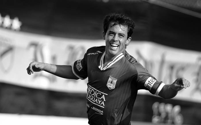 Diego Rodríguez, tras convertir el gol de Defensor Sporting ante Danubio en Jardines del Hipódromo · Foto: Pablo Nogueira
