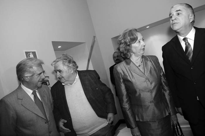 Tabaré Vázquez, José Mujica, María Julia Muñoz y Jorge Venegas, ayer, previo al acto de presentación de la candidatura de Muñoz
para la presidencia de la Organización Panamericana de la Salud. · Foto: Nicolás Celaya