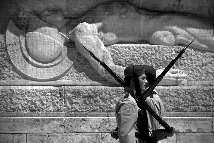 Soldados hacen guardia frente al parlamento griego, ayer, en Atenas. · Foto: Efe, Alkis Konstantinidis