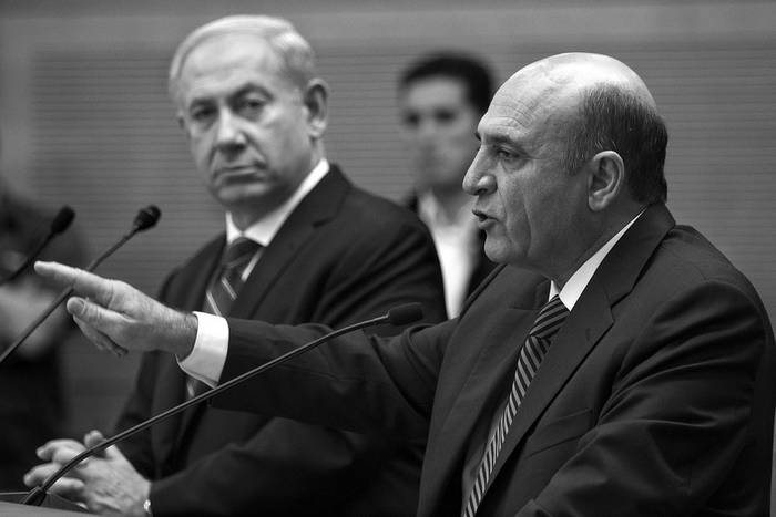 Benjamin Netanyahu y el líder de Kadima, Shaul Mofaz, durante una rueda de prensa conjunta en el Knesset (Parlamento),
ayer, en Jerusalén. · Foto: EFE, Jim Hollander 