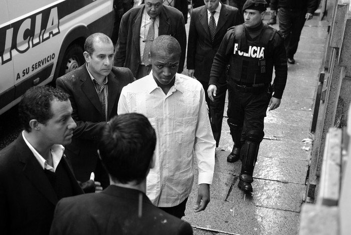 El joven haitiano Johny Jean, ayer, cuando llegaba a declarar en el juicio por abuso sexual contra cinco militares uruguayos
integrantes de las fuerzas de la Misión de las Naciones Unidas para la Estabilización de Haití (Minustah, por su acrónimo en francés). · Foto: Nicolás Celaya