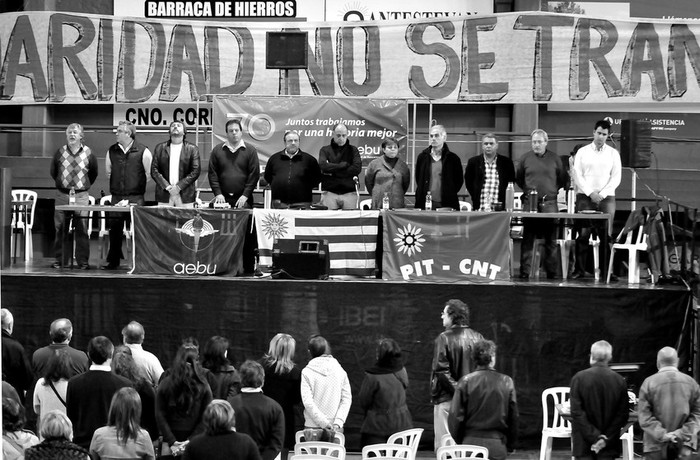 Asamblea de AEBU, Banca Oficial, el sábado, en el gimnasio de Aguada. · Foto: Javier Calvelo