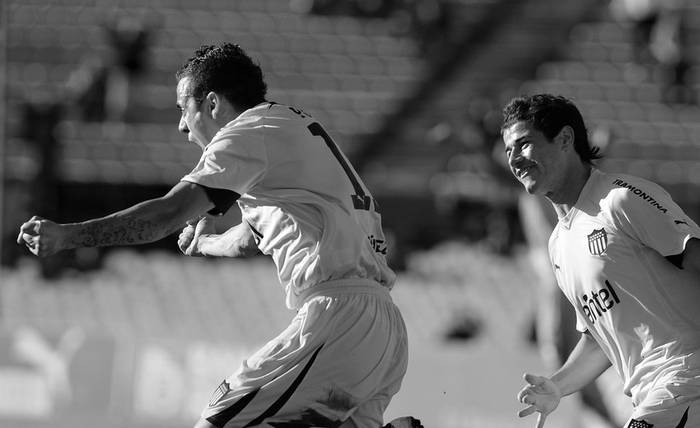 Fabián Estoyanoff y Rodrigo Mora, ayer, tras el primer gol de Peñarol ante Wanderers, en el estadio Centenario. · Foto: Nicolás Celaya