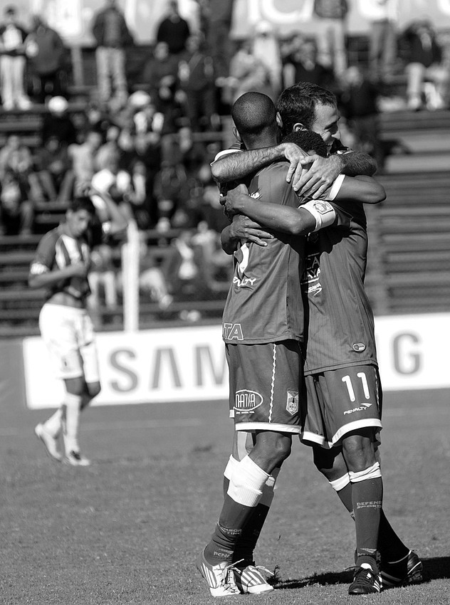 Diego Rolan, Nicolás Olivera e Ignacio Risso, tras el segundo gol de Defensor Sporting ante
Cerro Largo, ayer, en el estadio Luis Franzini. · Foto: Pablo Nogueira