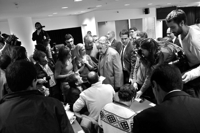 El presidente José Mujica habla con los periodistas al finalizar la conferencia de prensa en la Torre Ejecutiva. · Foto: Javier Calvelo