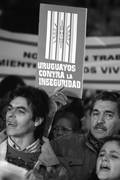 Participantes de la movilización por seguridad, ayer, frente a la Torre Ejecutiva.