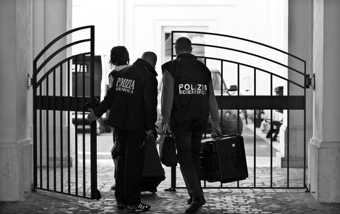 Policías forenses, ayer, al entrar en la iglesia Sant’Apollinare de Roma, Italia, donde se encuentra la tumba del mafioso Enrico De Pedis. · Foto: Efe, Massimo Percossi