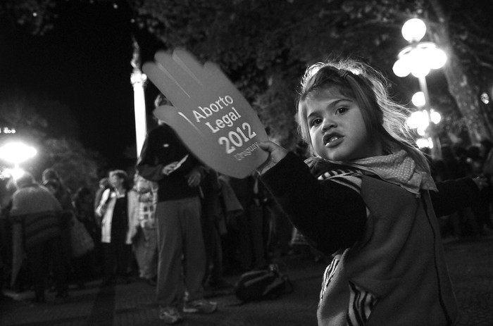 Concentración a favor de la interrupción voluntaria del embarazo, ayer, en la plaza Cagancha · Foto: Nicolás Celaya