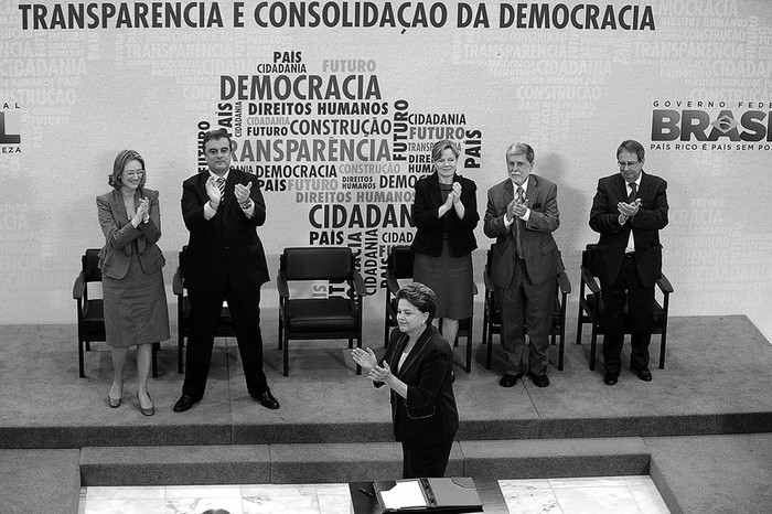 La presidenta de Brasil, Dilma Rousseff, y los ministros Maria do Rosário, de Derechos Humanos, Eduardo Cardozo,
de Justicia, Gleisi Hoffmann, de la Casa Civil, Celso Amorim, de Defensa, y el presidente de la Comisión Especial sobre Muertos
y Desaparecidos Políticos, Antônio Rodrigues Barbosa, tras la sanción de la ley que crea la Comisión Nacional de la Verdad
y la Ley de Acceso a Informaciones Públicas. (archivo, noviembre de 2011) · Foto: Wilson Dias, Abr