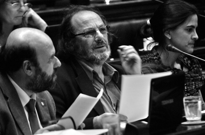 El ministro de Desarrollo Social, Daniel Olesker, ayer, durante la intervención de la diputada interpelante, Ana Lía Piñeyrúa. · Foto: Javier Calvelo