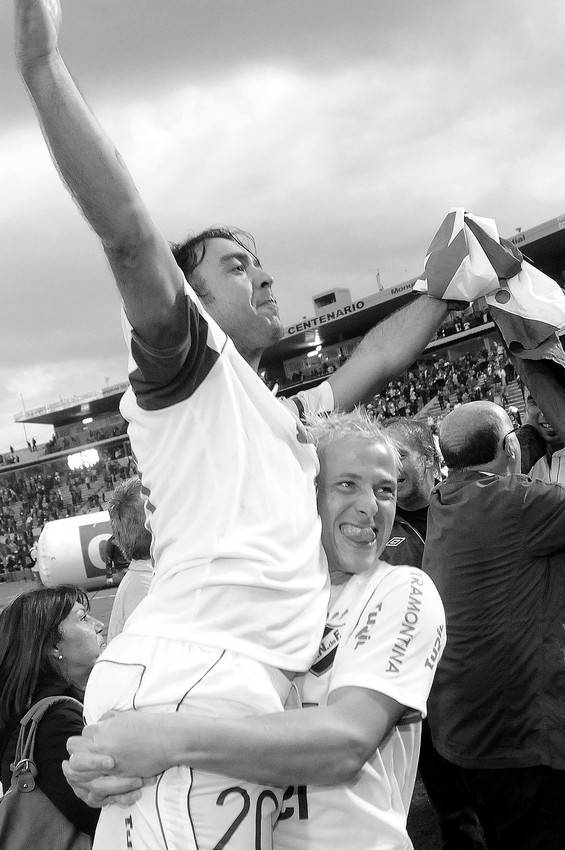 Álvaro Recoba e Israel Damonte, luego del clásico ante Peñarol, en el estadio Centenario · Foto: Fernando Morán