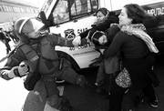Un policía forcejea con manifestantes durante los incidentes a las afueras del edificio del Congreso chileno, ayer, en Valparaíso (Chile).