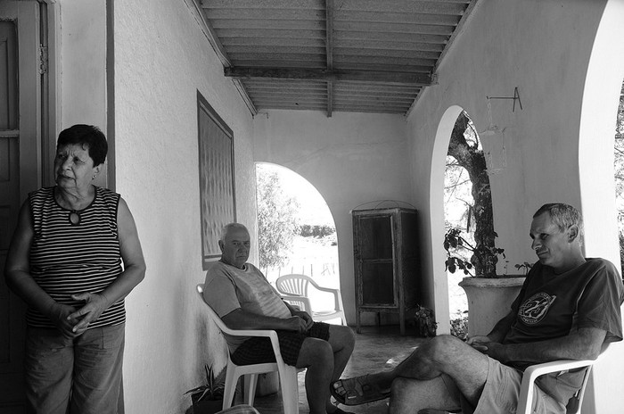 Gladys Mirazón, Nelson Gutiérrez y Fernando Gutiérrez, en su casa en Pepe Núñez. (archivo, marzo de 2012) · Foto: Sandro Pereyra