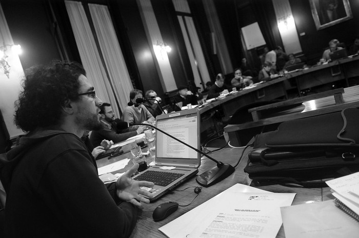 Intervención del consejero por el orden estudiantil Facundo Gil, ayer, en el Consejo Directivo Central de la Universidad de la República. · Foto: Nicolás Celaya