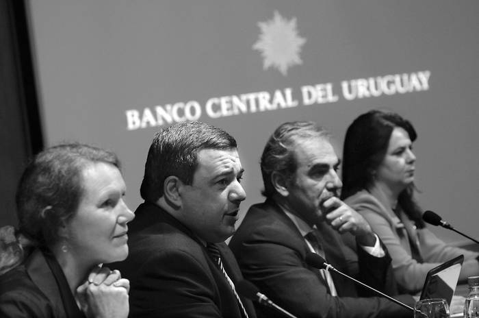 Penélope Brook, Mario Bergara, Luis Porta y Gladis Genua, ayer en la sede del Banco Central del Uruguay (BCU). · Foto: Pablo Nogueira