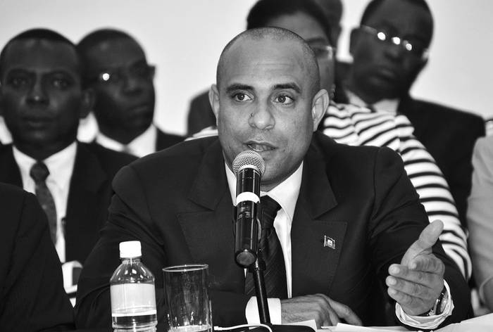 El primer ministro de Haití, Laurent Lamothe, el lunes 14 de mayo, durante la sesión de la Cámara de Diputados en Puerto Príncipe,
en la que aprobaron su plan político, el último paso que necesitaba para asumir plenamente sus funciones como jefe de Gabinete del país.
 · Foto: Jean-Jacques Augustin, Efe