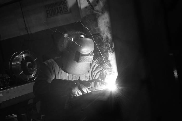 Trabajador en la planta de la fábrica Urutransfor · Foto: Pablo Nogueira