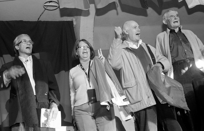 Juan Castillo, Mónica Xavier, Enrique Rubio y Ernesto Agazzi, ayer,
durante el acto de cierre de la campaña hacia las elecciones del Frente Amplio. · Foto: Nicolás Celaya