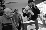 Ernesto Agazzi en su mesa de votación en el comité Peñarol, ayer, durante las elecciones internas del Frente Amplio