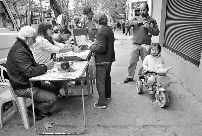 Mesa de votación en el comité Peñarol, ayer, durante las elecciones internas del Frente Amplio. · Foto: Javier Calvelo