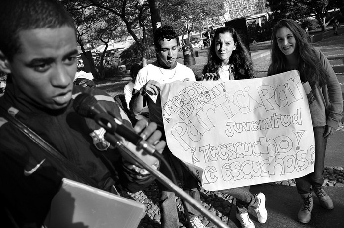 Manifestación del movimiento estudiantil, ayer, en plaza Fabini · Foto: Javier Calvelo
